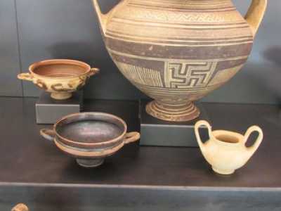 Bicchiere in vetro di et� romana imperiale rinvenuto durante le ricerche archeologiche in strada Annunziata (I-II sec. d.C.)
